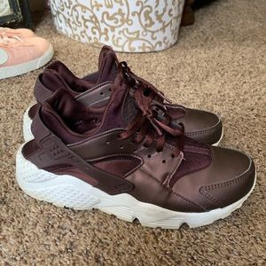 Air Huaraches by Nike Maroon in Color